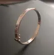 بنگل زنانه طلا ۱۸ عیار دستبند مدل کارتیه لاو رزگلد کوچک قطر بزرگ5.4 و قطر کوچک4.7 cm دلفین گلد گالری
