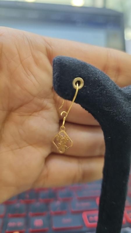 گوشواره طلا ۱۸ عیار عصایی طرح گل گالری فاطیما