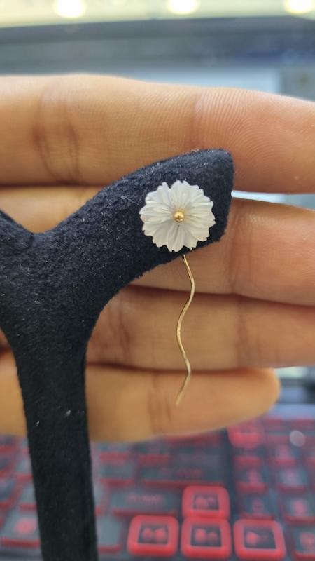 گوشواره طلا ۱۸ عیار کرلی گل وزن سنگ کسر گالری طلا و سکه مه آرا