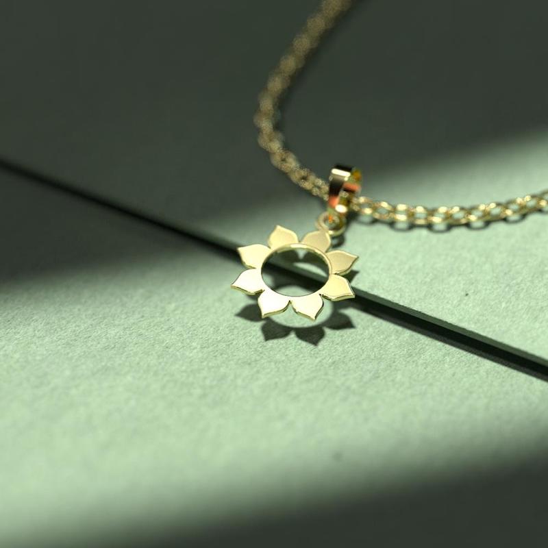 گردنبند طلا گل 18 عیار  کد QQ1244