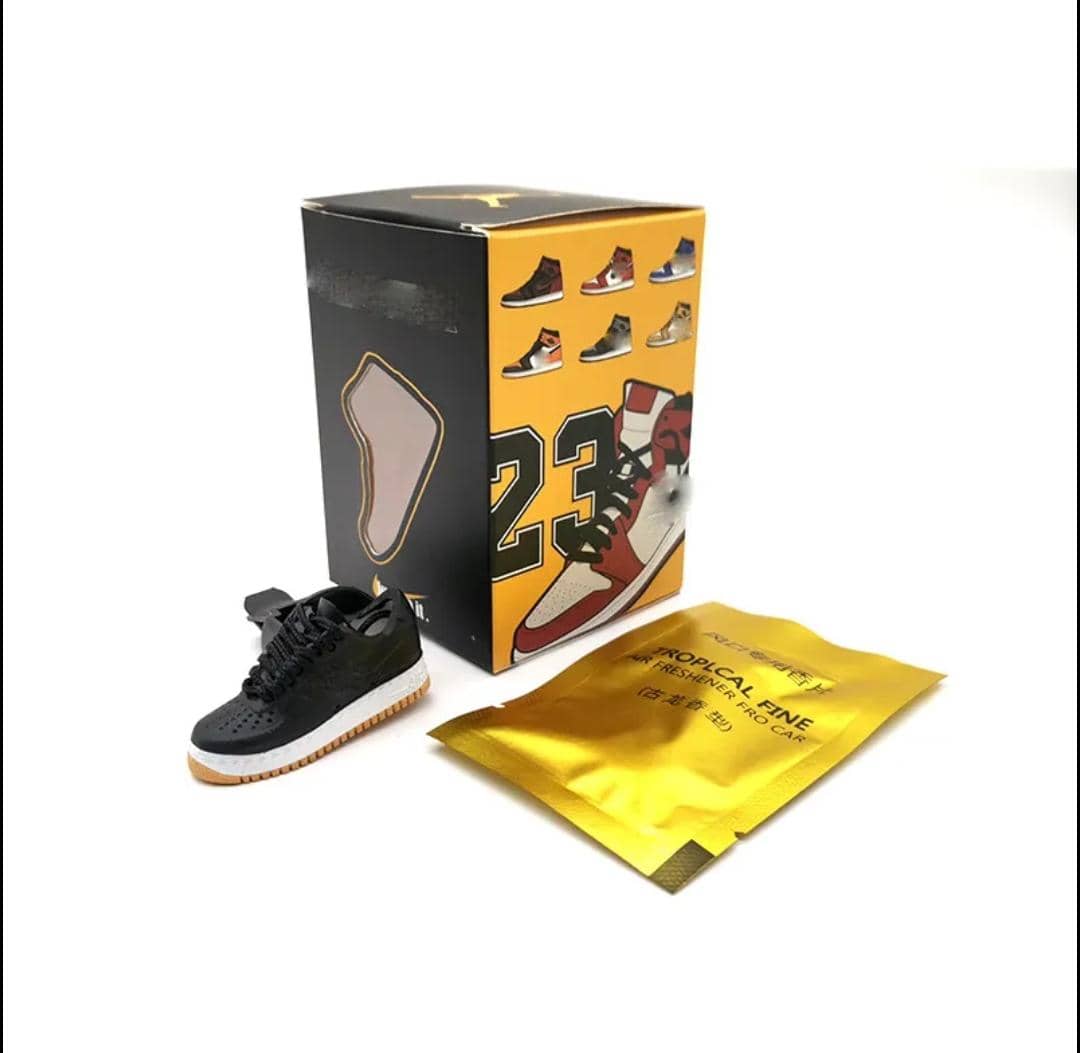 خوشبوکننده خودرو طرح کفش کتانی جردن