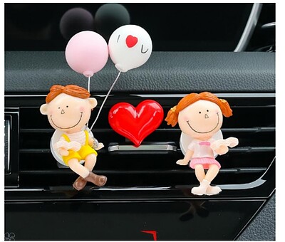 خوشبوکننده خودرو طرح دختر و پسر همراه با قلب