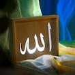 قاب چوبی «الله» با لامپ ال‌ای‌دی
