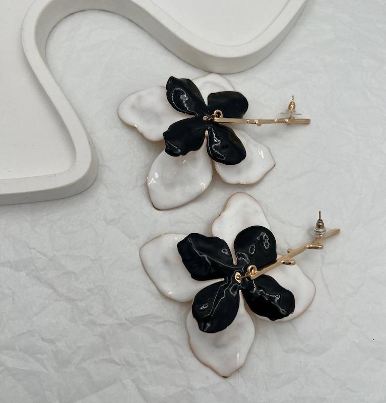 گوشواره گل میناکاری سفید مشکی