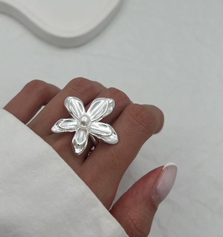 انگشتر گل براق وسط مروارید