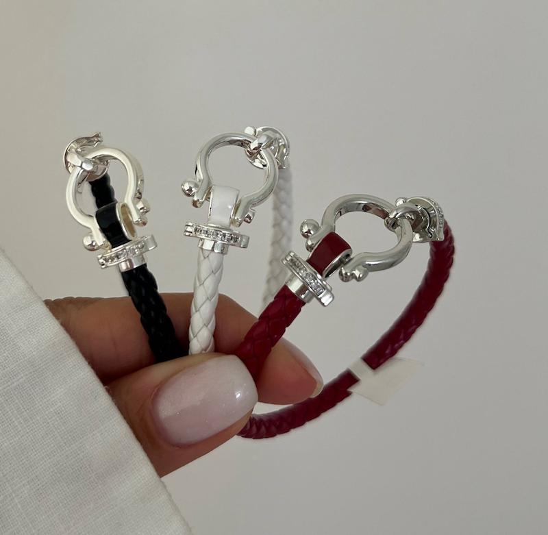 دستبند چرم امگا کنار نگین