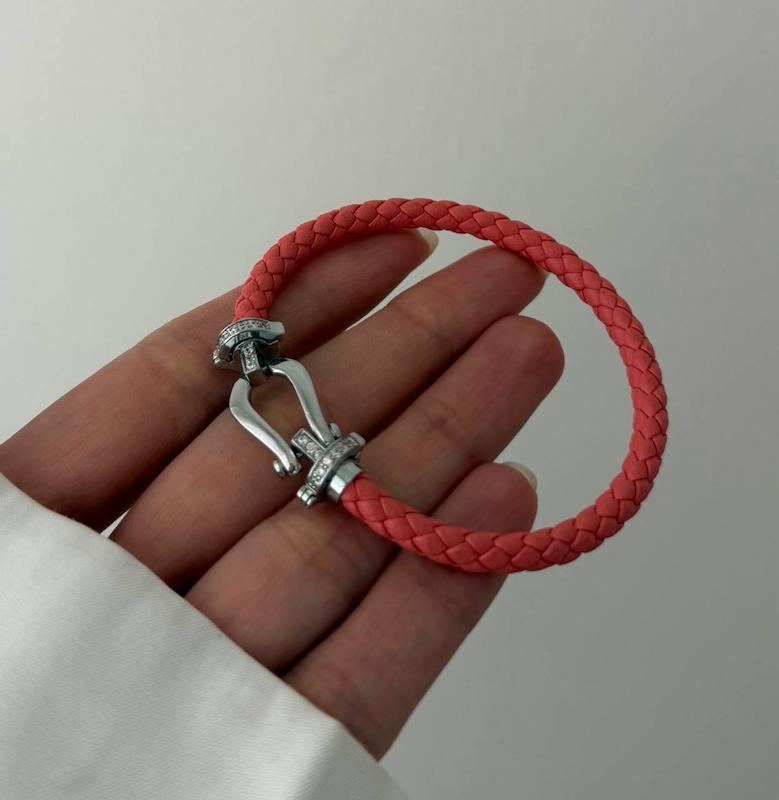 دستبند چرم امگا کنار نگین سیلور