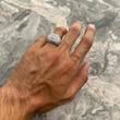 عکس انگشتر فول نگین روی دست از دور