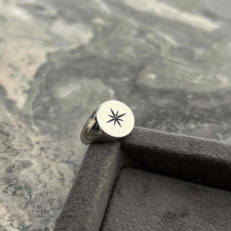 عکس انگشتر پینکی داخل قاب انگشتری