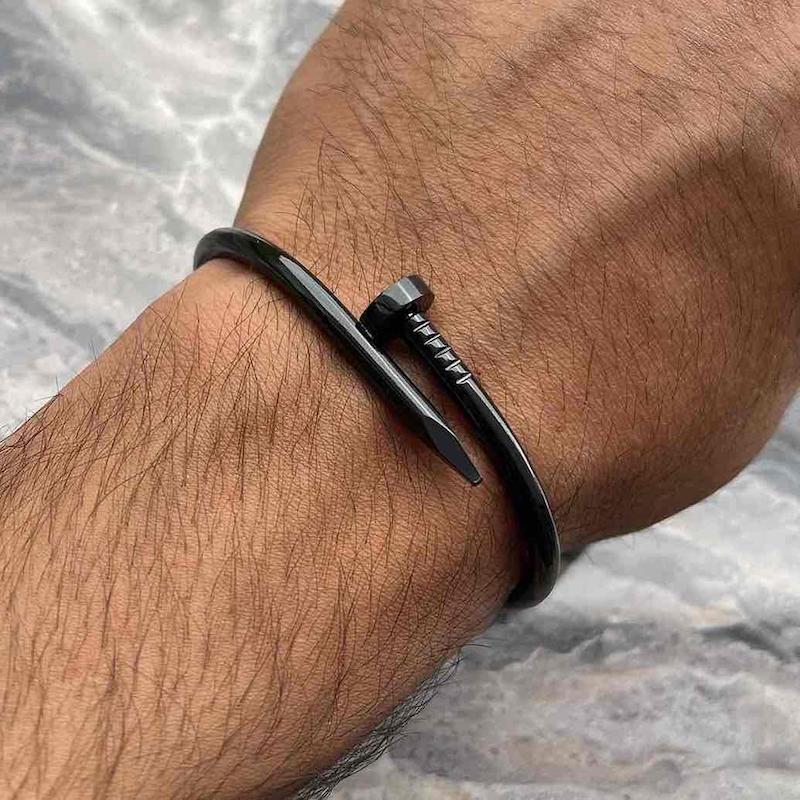 دستبند های میخ {کد۹۸۴}