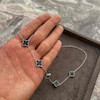 عکس گردنبند ونکلیف روی دست 