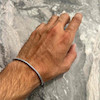 نمای روی دست از دور دستبند ماری لوله ای نقره ای 