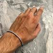 نمای روی دست از دور دستبند ماری لوله ای نقره ای 