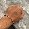 نمای روی دست از دور دستبند ماری لوله ای طلایی