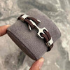 نمای قفل دستبند چرم استیل لنگر قهوه‌ای