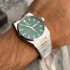 ساعت دوتاریخ VIGUER صفحه سبز روی دست از نزدیک 
