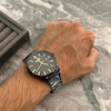 ساعت ست سیتیزن مشکی روی دست از دور 
