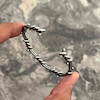 دستبند خلخال سیم خاردار از نمای نزدیک 