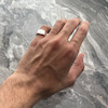 عکس انگشتر پینکی‌ روی دست از دور