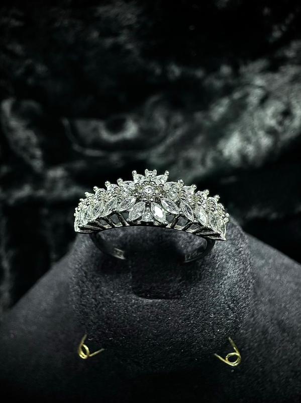 انگشتر نقره زنانه طرح تاج نگین‌دار