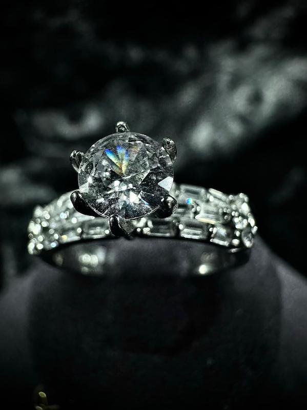 انگشتر نقره زنانه طرح سولیتِر با نگین برلیان