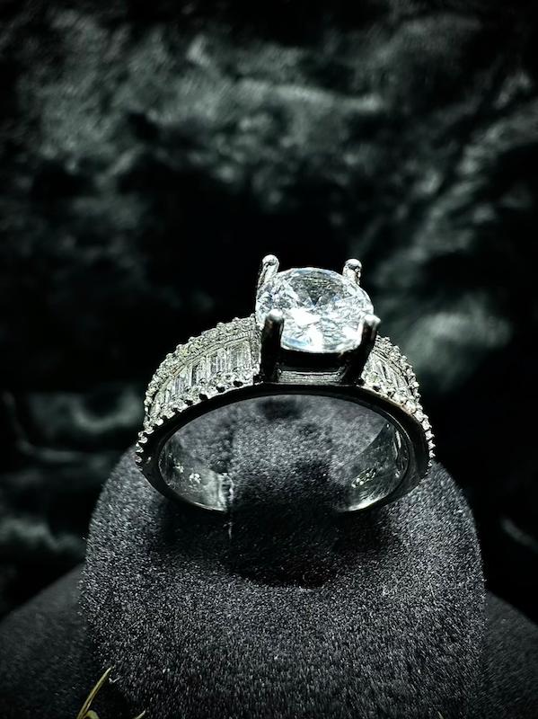 انگشتر نقره زنانه طرح الماس سلطنتی با ردیف نگین باگت