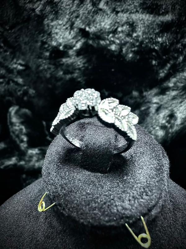 انگشتر نقره زنانه طرح گل و برگ نگین‌دار