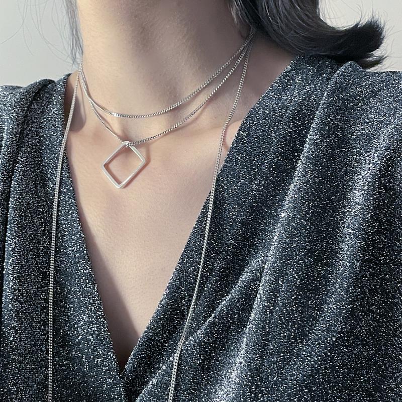 گردنبند نقره با آویز مربع