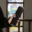 مقاومت استیکر ضدآب مذهبی سیره در برابر شستشو، چسبانده شده روی بدنه فلاسک مشکی