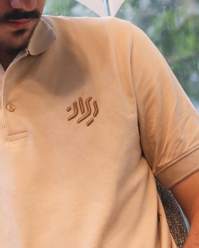 تیشرت یقه‌دار با گلدوزی طرح «ایران» رنگ کرم
