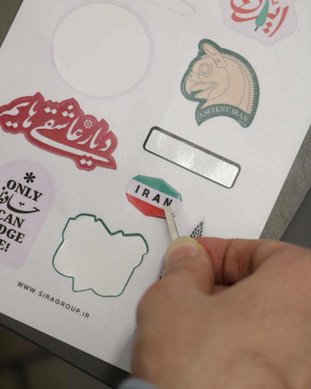 نمای نزدیک از استیکر کوچک طرح پرچم ایران سیره با سلفون مات