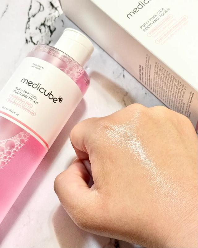 تونر صورتی تسکین دهنده و روشن کننده سیکا مدی کیوب | MEDICUBE PDRN Pink Cica Soothing Toner