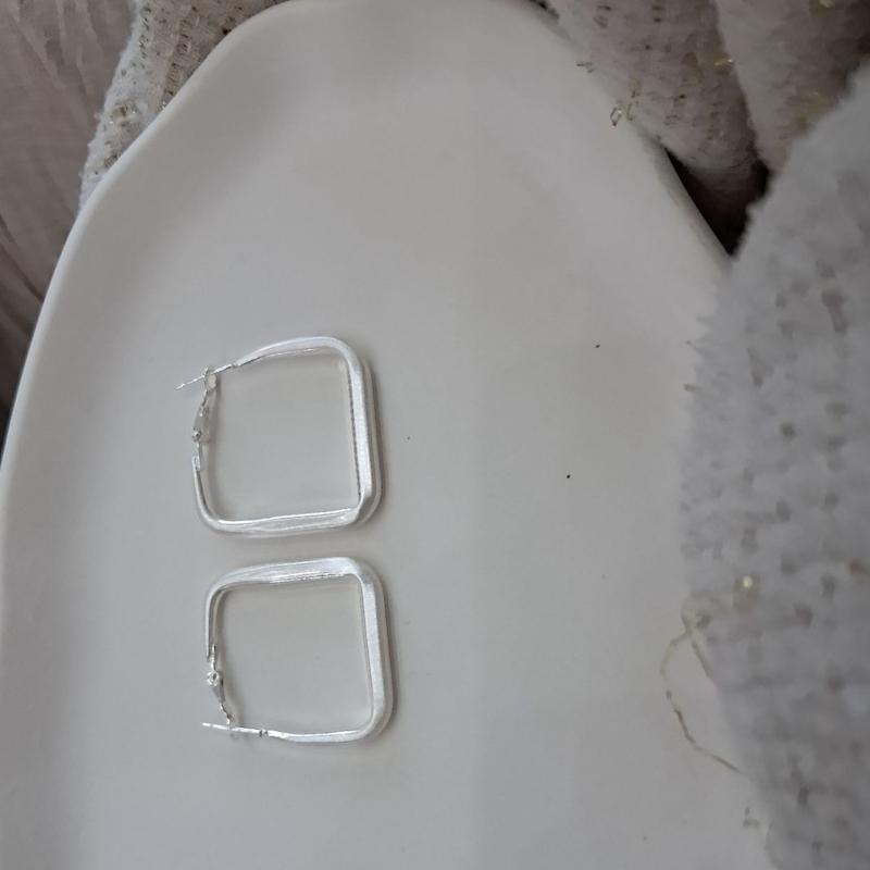 گوشواره نقره ای مات مربعی مولی