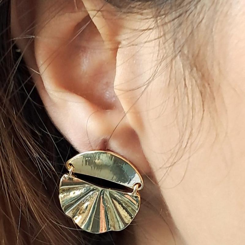 گوشواره طلایی صدف میخ نقره فشن