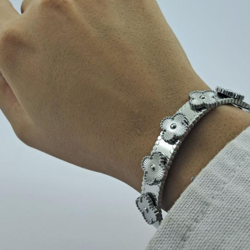 دستبند نقره ای ونکیلیف