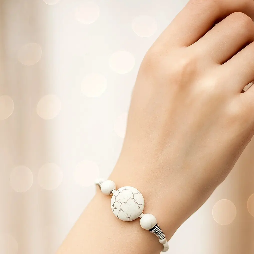 دستبند سنگ هُولیت سفید با نقش‌های طبیعی – آرامش و انرژی
