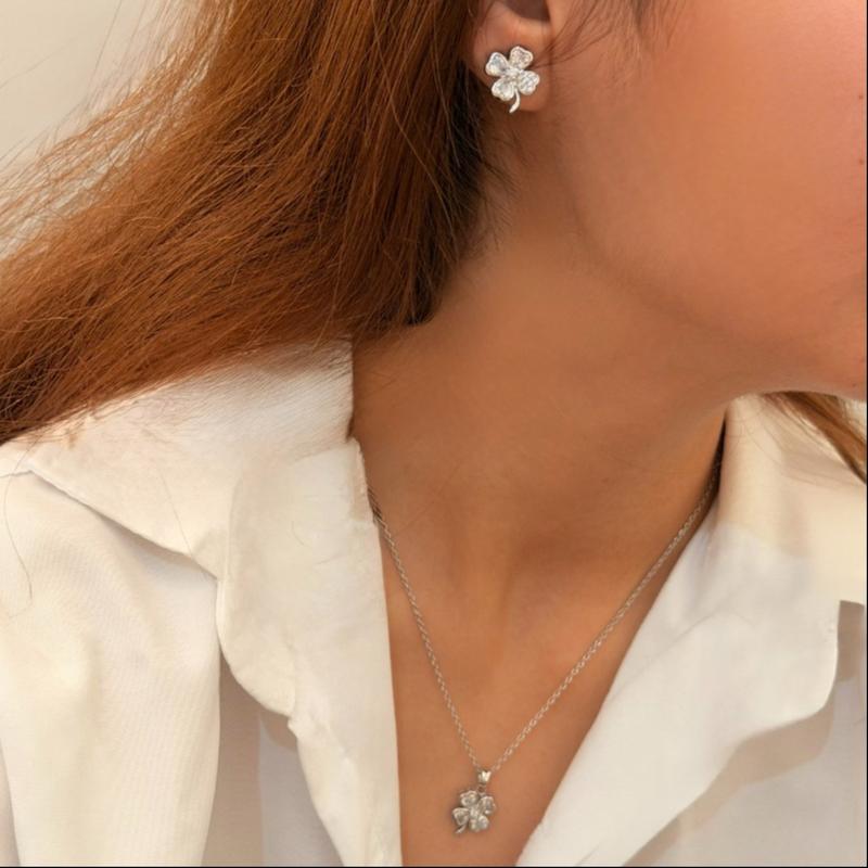 نیم ست گردنبند گوشواره نقره‌ای طرح گل کد GA00084