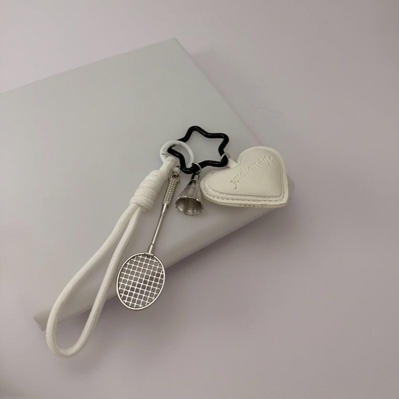 چارم بگ قلب سفید و بدمینتون