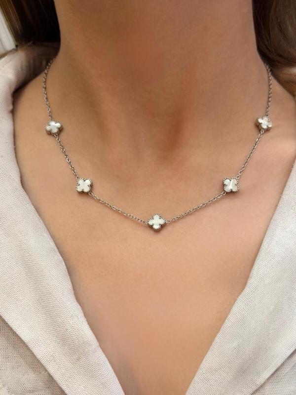 گردنبند نقره‌ای ونکلیف با گل سفید
