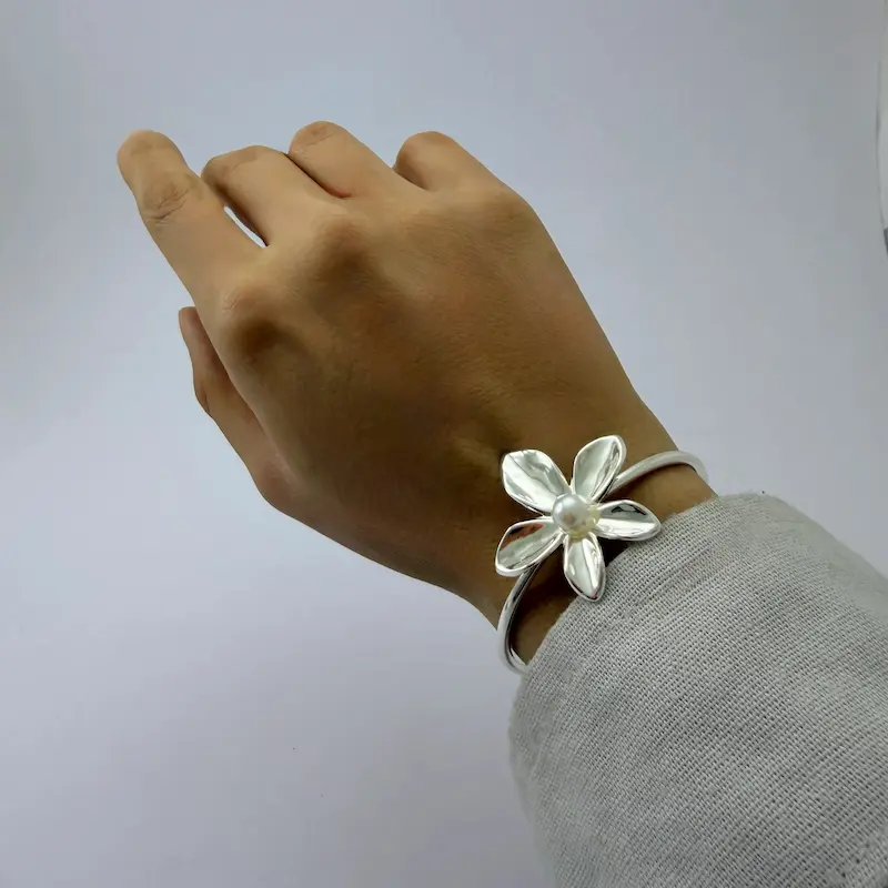 بنگل نقره ای آب کاری نقره طرح گل نقره