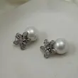 گوشواره نقره‌ای مرواریدی استیل میخ نقره طرح گل فشن 