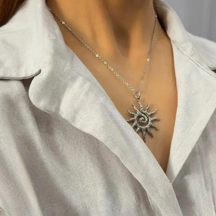 گردنبند نقره‌ای استیل ستاره خورشیدی کد GA00096