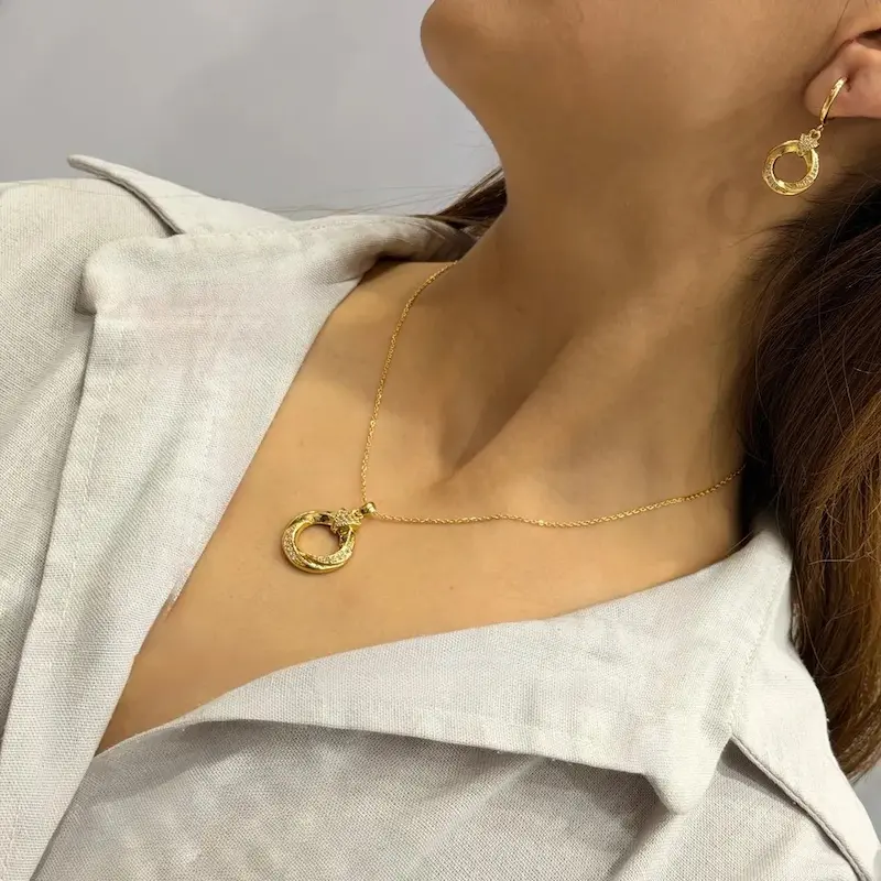 نیم ست طلایی گردنبند گوشواره استیل گرداب الماس کد GA00108