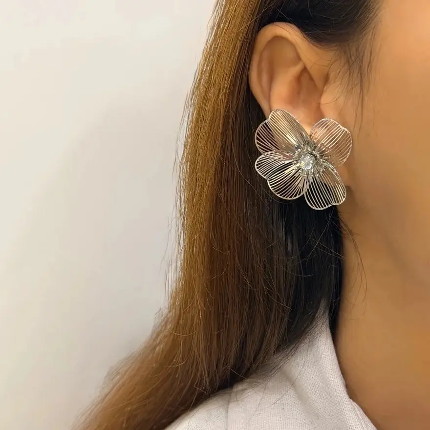 گوشواره نقره‌ای استیل طرح گل افشان فشن GO00205