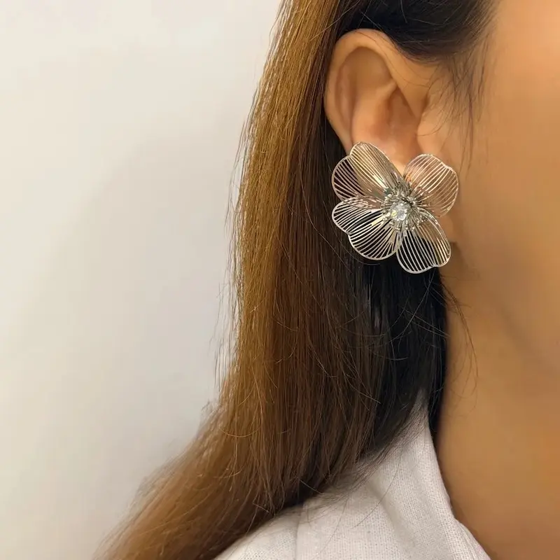 گوشواره نقره‌ای استیل طرح گل افشان فشن GO00205