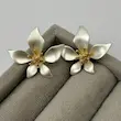 گوشواره سفید طرح گل کد GO00211