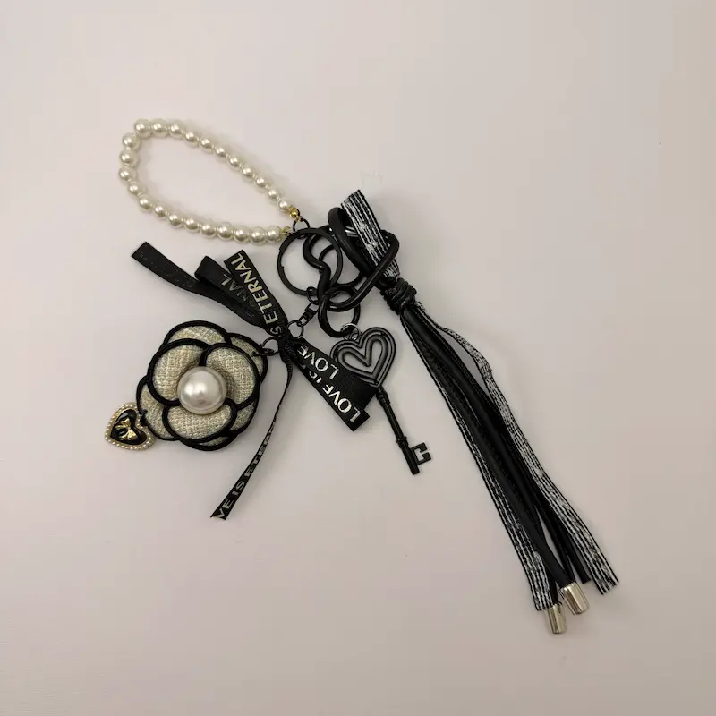 چارم بگ گل مشکی و کلید و مروارید کد CH00066
