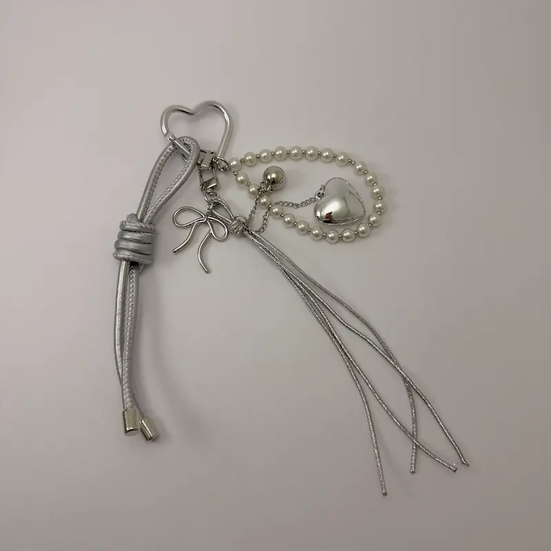 چارم بگ قلب نقره ای و پایپون و مروارید کد CH00068