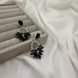 گوشواره نگینی طرح گل مشکی کد GO00308