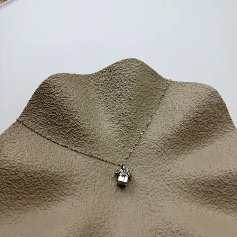 گردنبند نقره ای آویز باکس کادو کد GA00228